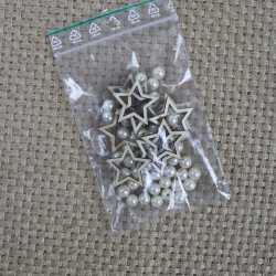 Rijgparels met houten sterren